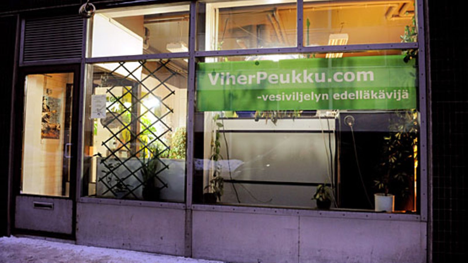 Huumausainepäilyjen takia suljettu vesiviljelyyn erikoistunut puutarhamyymälä Viherpeukku.com, Helsingissä 15. tammikuuta 2010. Kuva: Lehtikuva