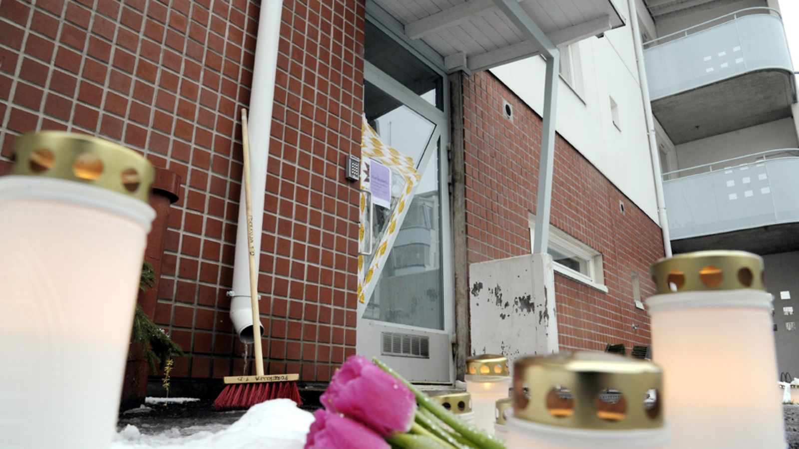 Miehen epäillään puukottaneen hengiltä kaksi pientä lastaan ja vaimonsa Helsingin Laajasalossa illalla 10. tammikuuta 2012.