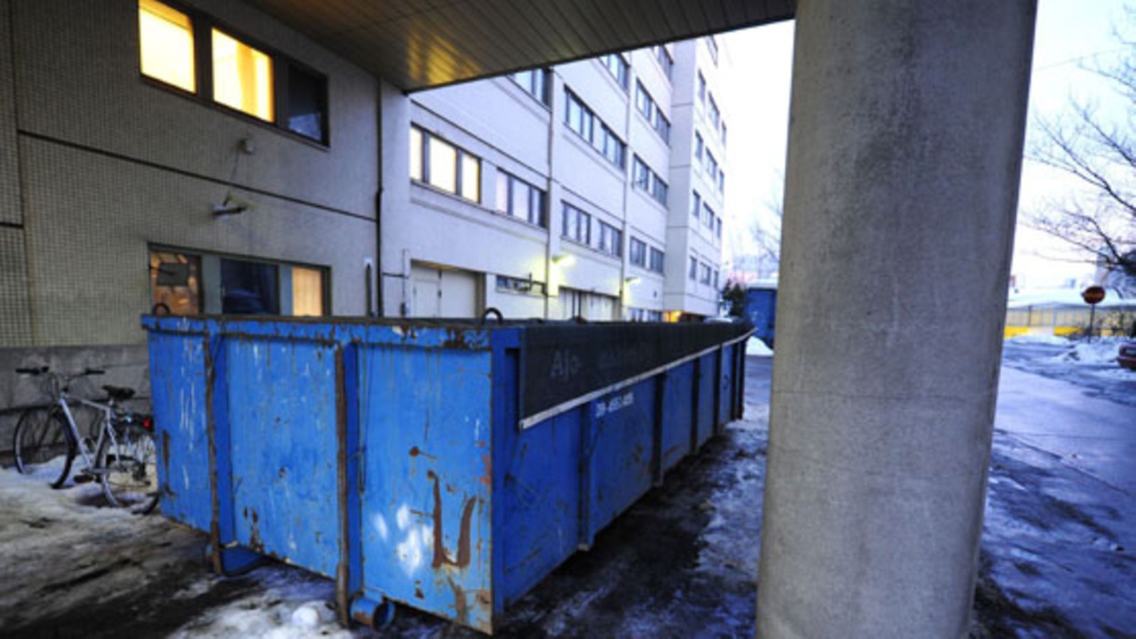 Roskalava Pasilan poliisitalon edustalla Helsingissä keskiviikkona 10.maaliskuuta 2010. Helsingin poliisilaitoksen saamien tietojen mukaan on esitetty väitteitä, että jätelavoille on viety arkaluonteista materiaalia. Lehtikuva