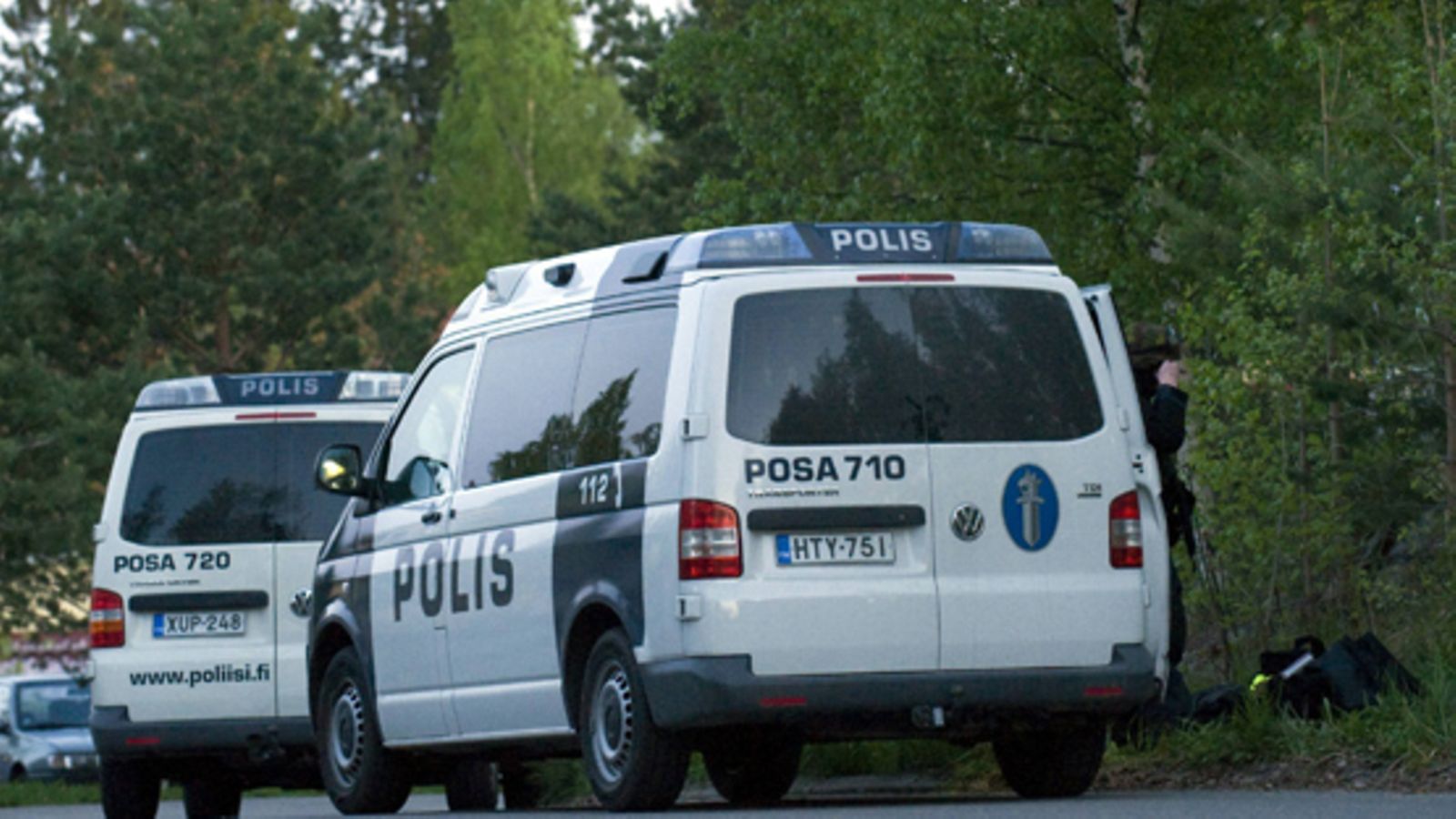 Poliisiautoja Kuopion Petosella 22. toukokuuta 2011. Poliisi etsii Kuopion Petosella liikkuvaa aseistautunutta henkilöä ja on kehottanut Petosen kaupunginosan asukkaita pysyttelemään sisätiloissa.