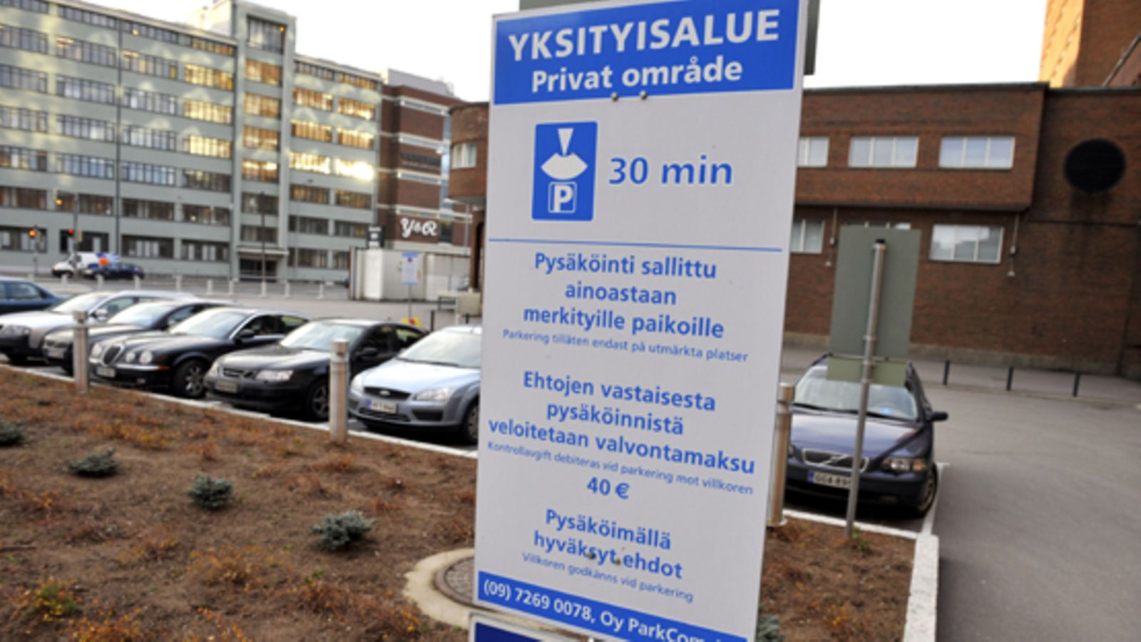 ParkCom valvoo oikeustalon pysäköintiä