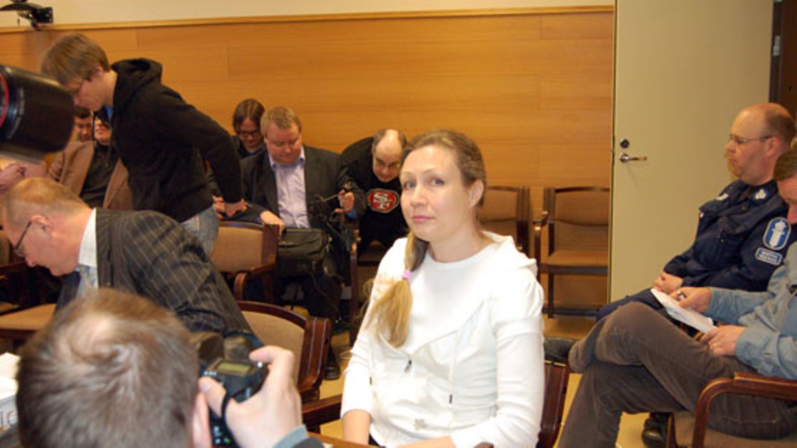 Aviomiehensä murhasta syytetty leski katsoo kameraan Porissa Satakunnan käräjäoikeuden istunnossa 20.4.2010. KUVA: Päivi Talja/MTV3