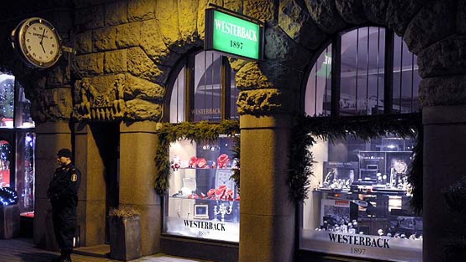 Helsingin ydinkeskustassa sijaitseva Westerbackin koruliike ryöstettiin 27.12.2008 (Kuva: Lehtikuva)