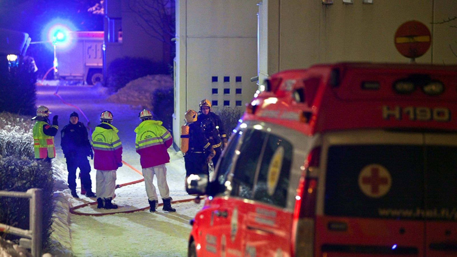 Miehen epäillään surmanneen vaimonsa ja kaksi lasta Helsingissä. Ensitietojen perusteella miehen epäillään sytyttäneen tämän jälkeen asunnon tuleen. Kuva: Mikko Kukkanen