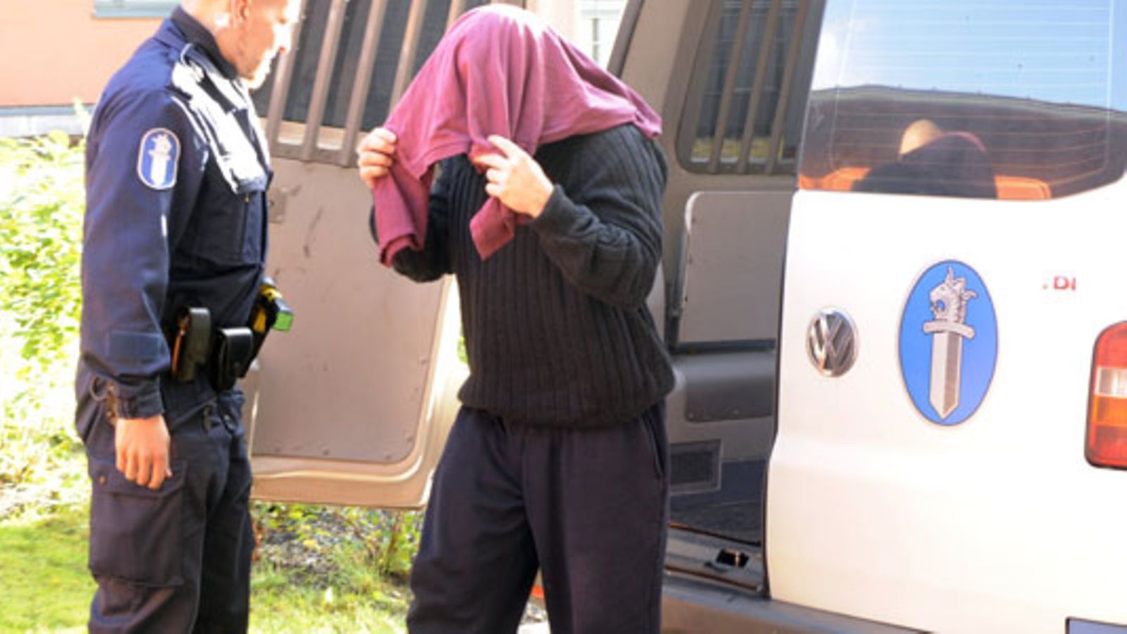 Sieppauksesta syytetty Juha Turunen saapuu Turussa sijaitsevaan asuntoon 30. syyskuuta 2009, jossa Turunen piti uhriaan panttivankina. (LEHTIKUVA)
