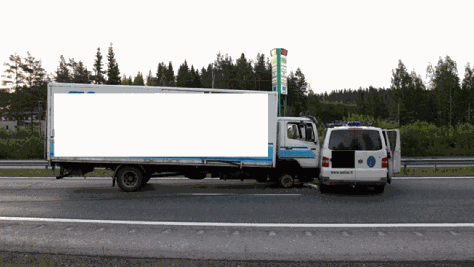 Kuorma-auto raahasi poliisiautoa edessään kymmeniä metrejä. Poliisi on peittänyt kuvasta kuorma-auton entisen omistajan tunnukset sekä poliisiauton tunnisteet. (POLIISI)