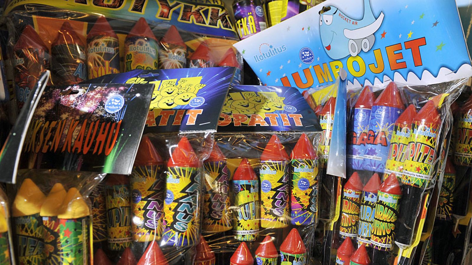 Ruoholahden K-Citymarketissa tiistaina 28. joulukuuta 2010, kuvassa Suomen Ilotulitus Oy:n rakettipaketteja.