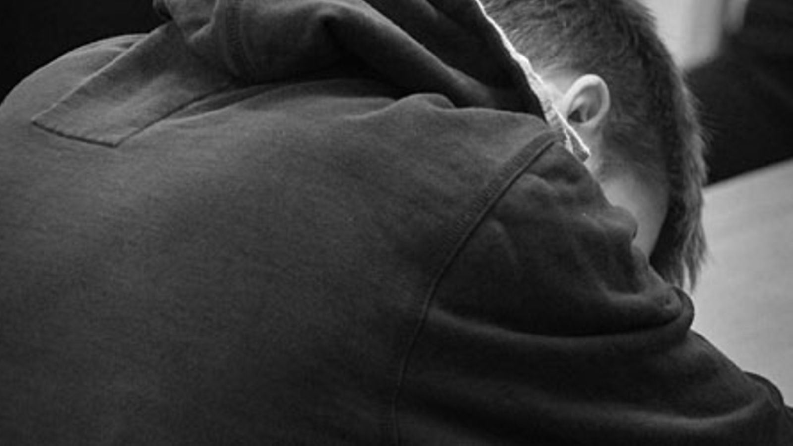 Väsynyt oppilas oppitunnilla Mäkelänrinteen lukiossa Helsingissä 15. syyskuuta 2009. Kuva: Lehtikuva