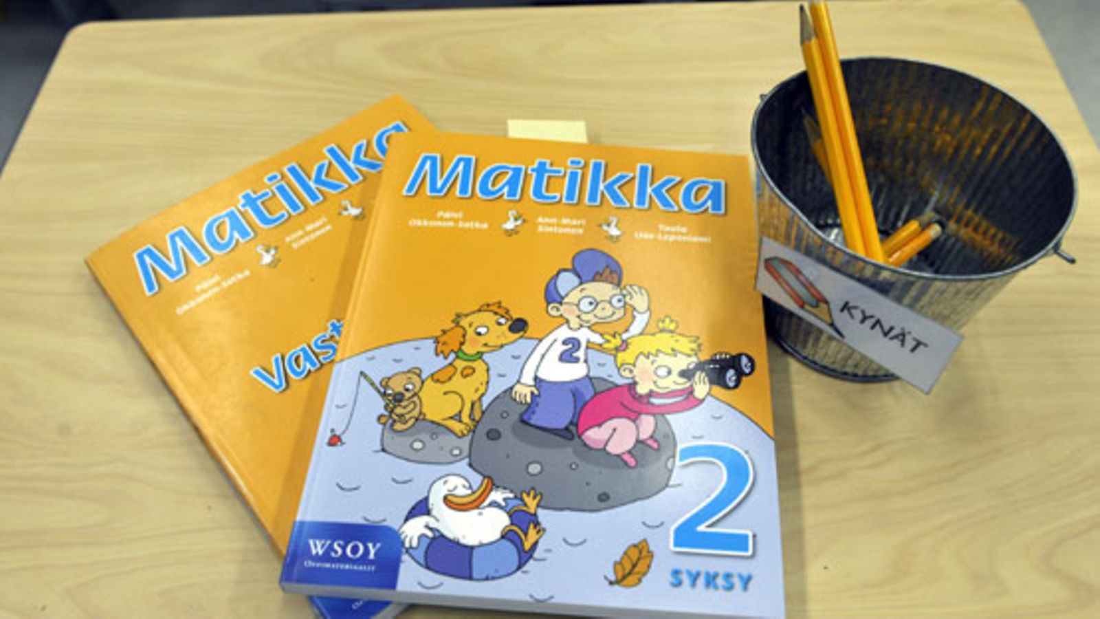 Tokaluokkalaisen matematiikkakirjoja. (Lehtikuva)