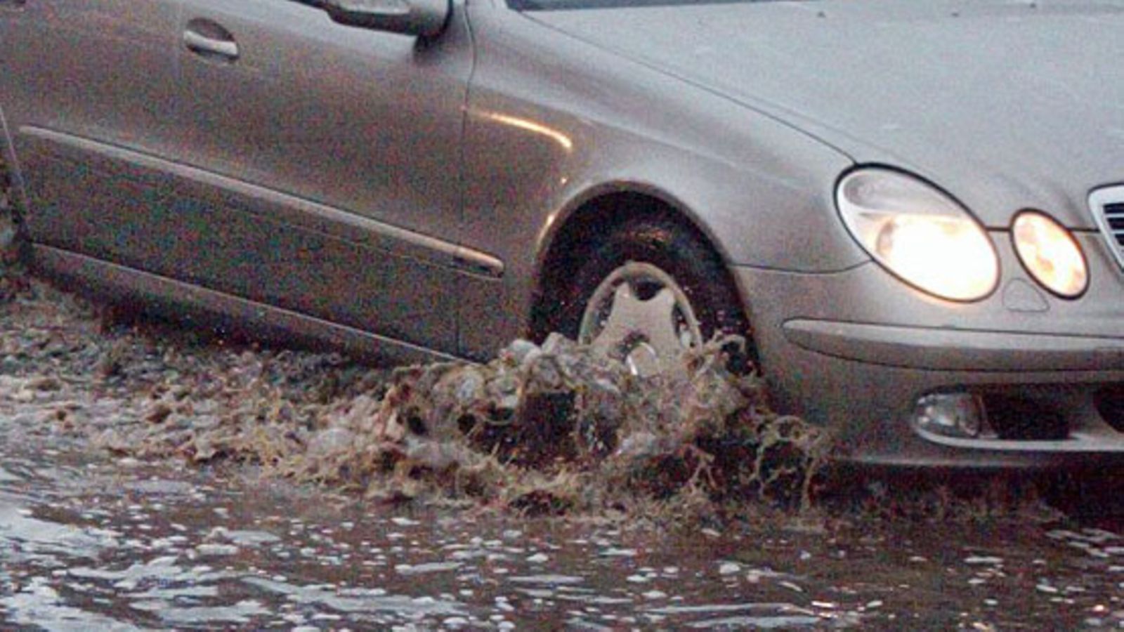 Auto tulvassa Helsingissä. Kuva: Lehtikuva