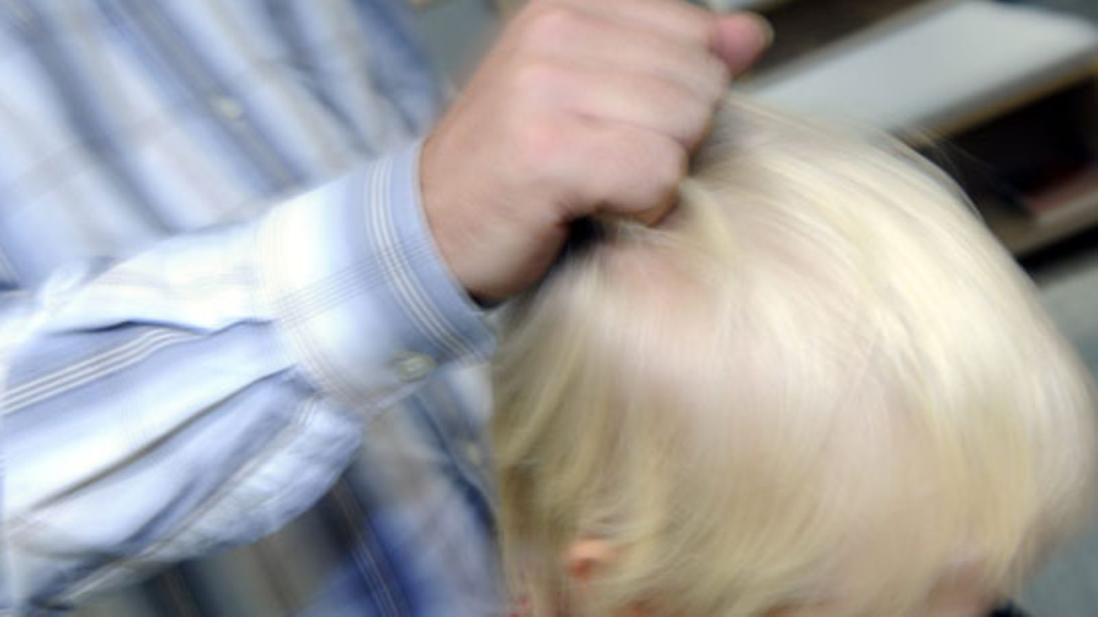 Isä antaa lapselleen tukkapöllyä. (Lehtikuva)