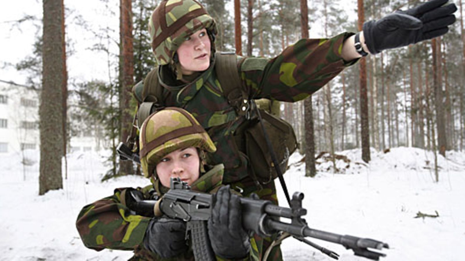 Tykistöprikaati Niinisalon varuskunta Kankaanpää 8.3.2007. Alikersantit Liina-Maija Huuhka (taustalla) ja Iida Lähteenmäki maastoharjoituksissa. Kuva: Lehtikuva
