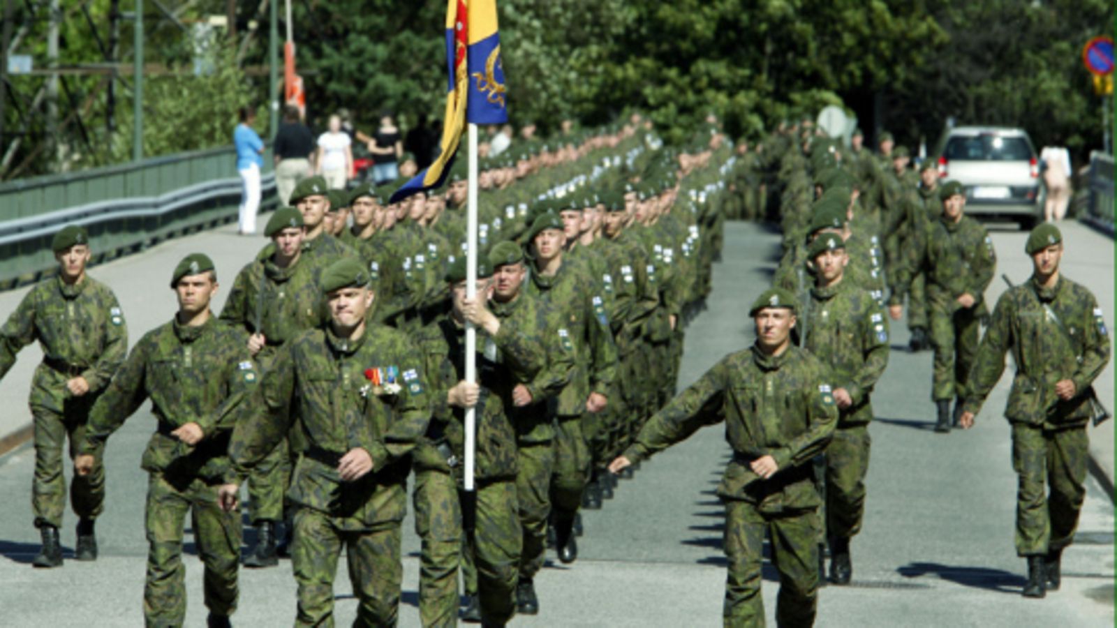 Kaartin jääkärirykmentin sotilaat marssivat valatilaisuuteen Mustikkamaan urheilupuistossa Kulosaaressa Helsingissä 17. elokuuta 2007. Kuva: Lehtikuva
