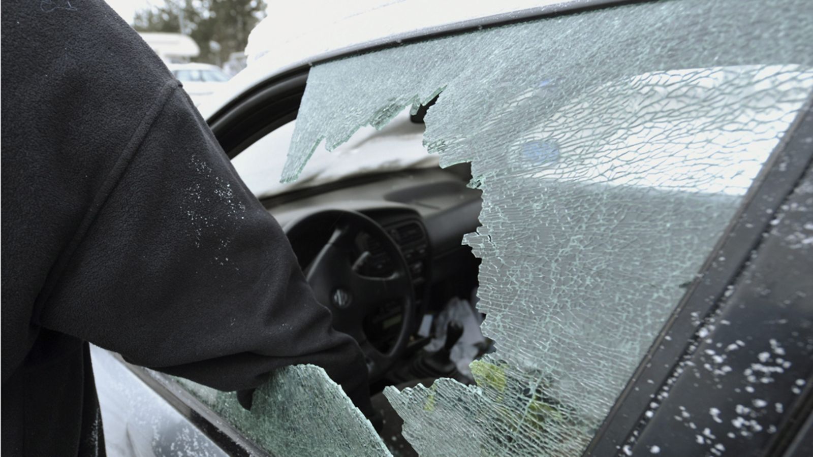 Autovaras jäi kiinni verekseltään Helsingissä maanantaina.