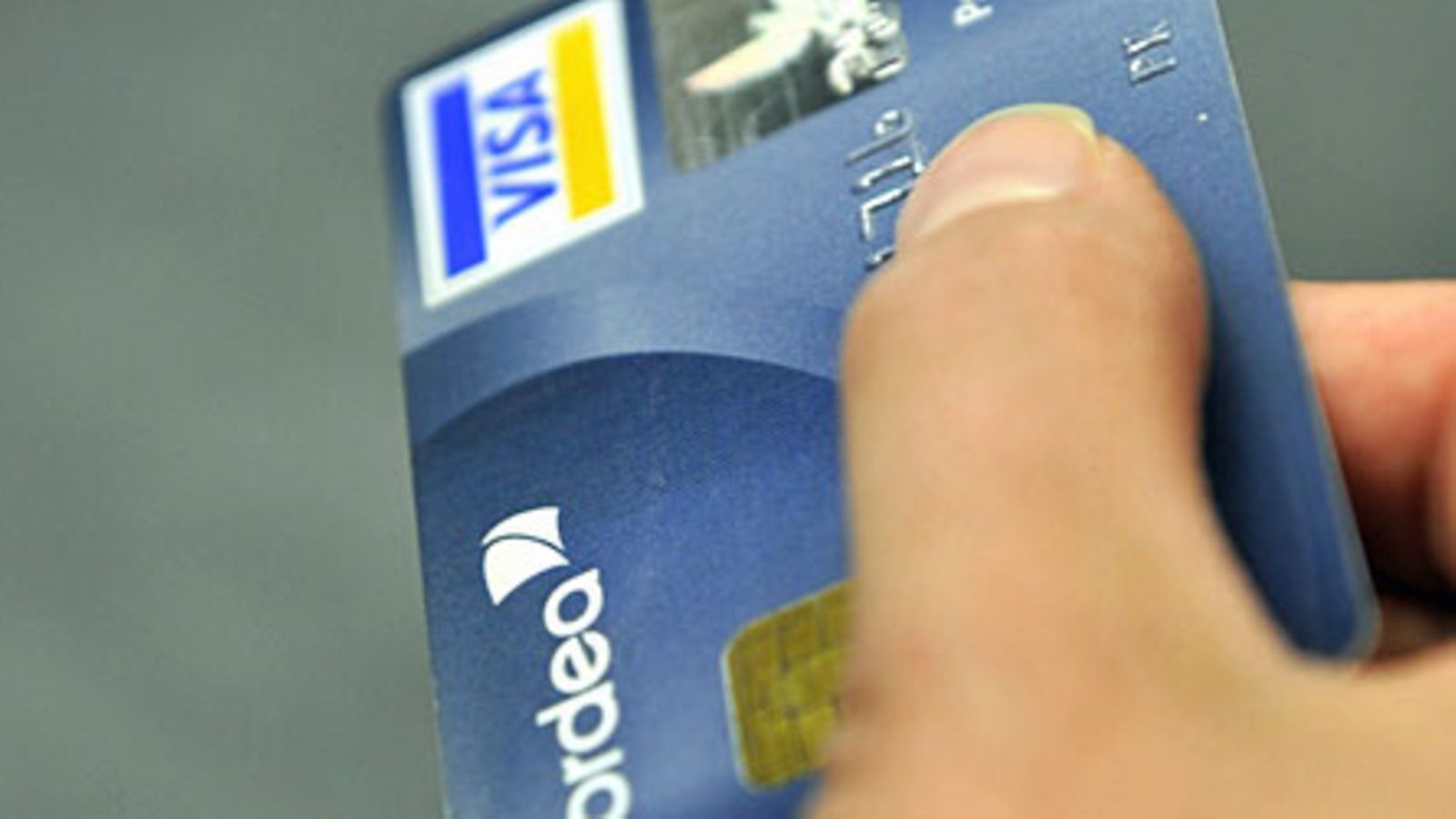 Nordean visa electron -kortti kädessä. Kuva: Lehtikuva