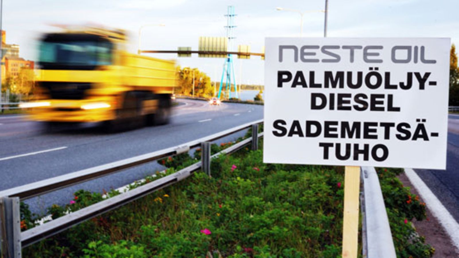 Greenpeace on vienyt banderolleja ulosmenoteiden varteen Helsingissä (Kuva elokuulta 2010)