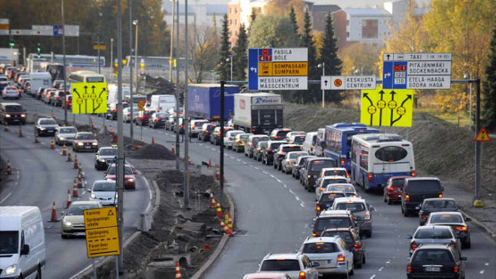 Liikenneruuhkaa Hämeenlinnanväylällä Helsingissä. Kuva: Lehtikuva