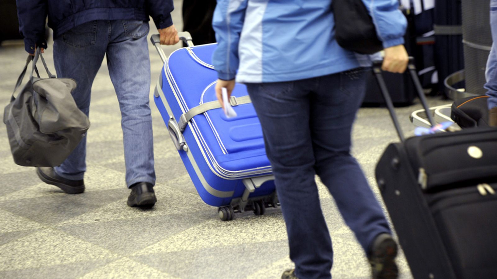 Helsinki-Vantaalle on odotettavissa ruuhkia viikonloppuna hiihtolomien alkamisen takia.
