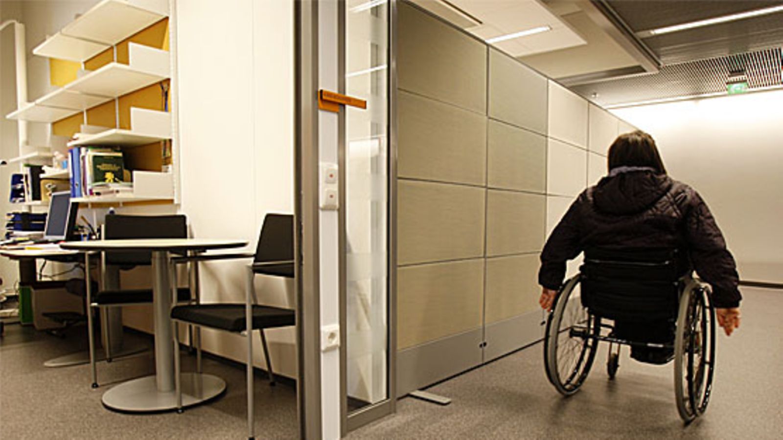 Invalidiliiton sosiaalisihteeri Kirsi Kosonen työpaikallaan Invalidiliitossa Helsingissä.