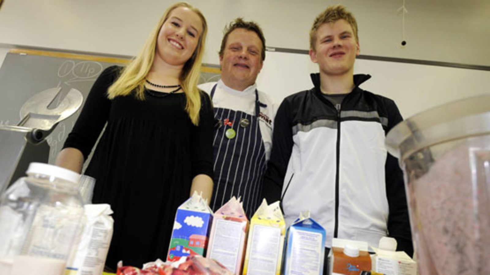 Kokki Michael Björklund ohjasi kotitaloustuntia Tiirismaan lukiossa, kun kruununprinsessa Victoria tuli vieraisille.