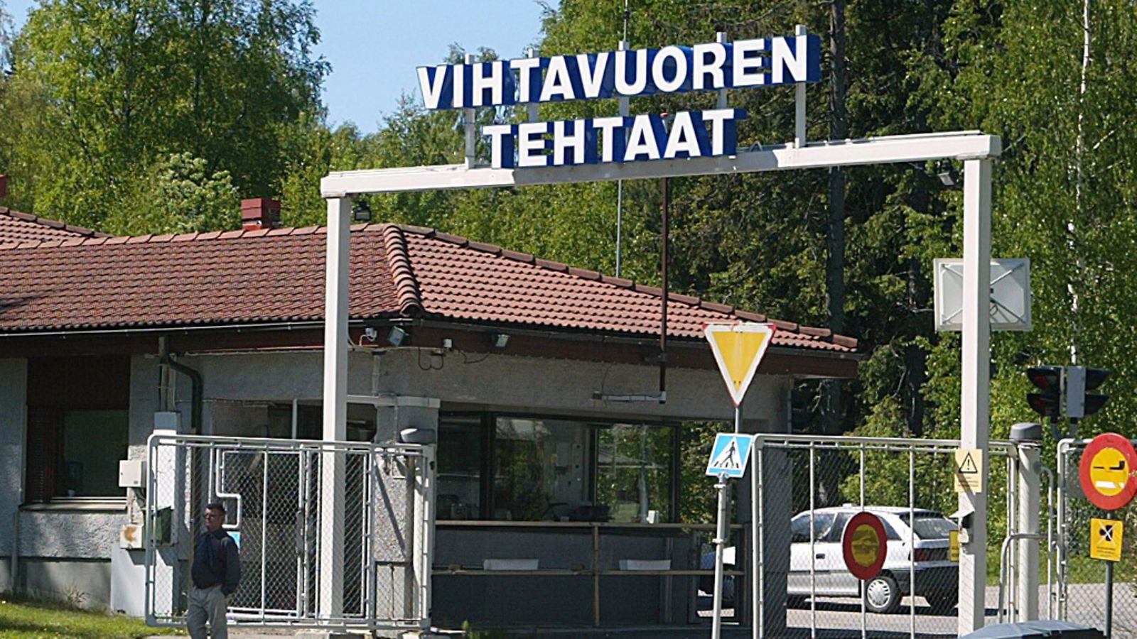 Vihtavuoren tehtaiden portti.