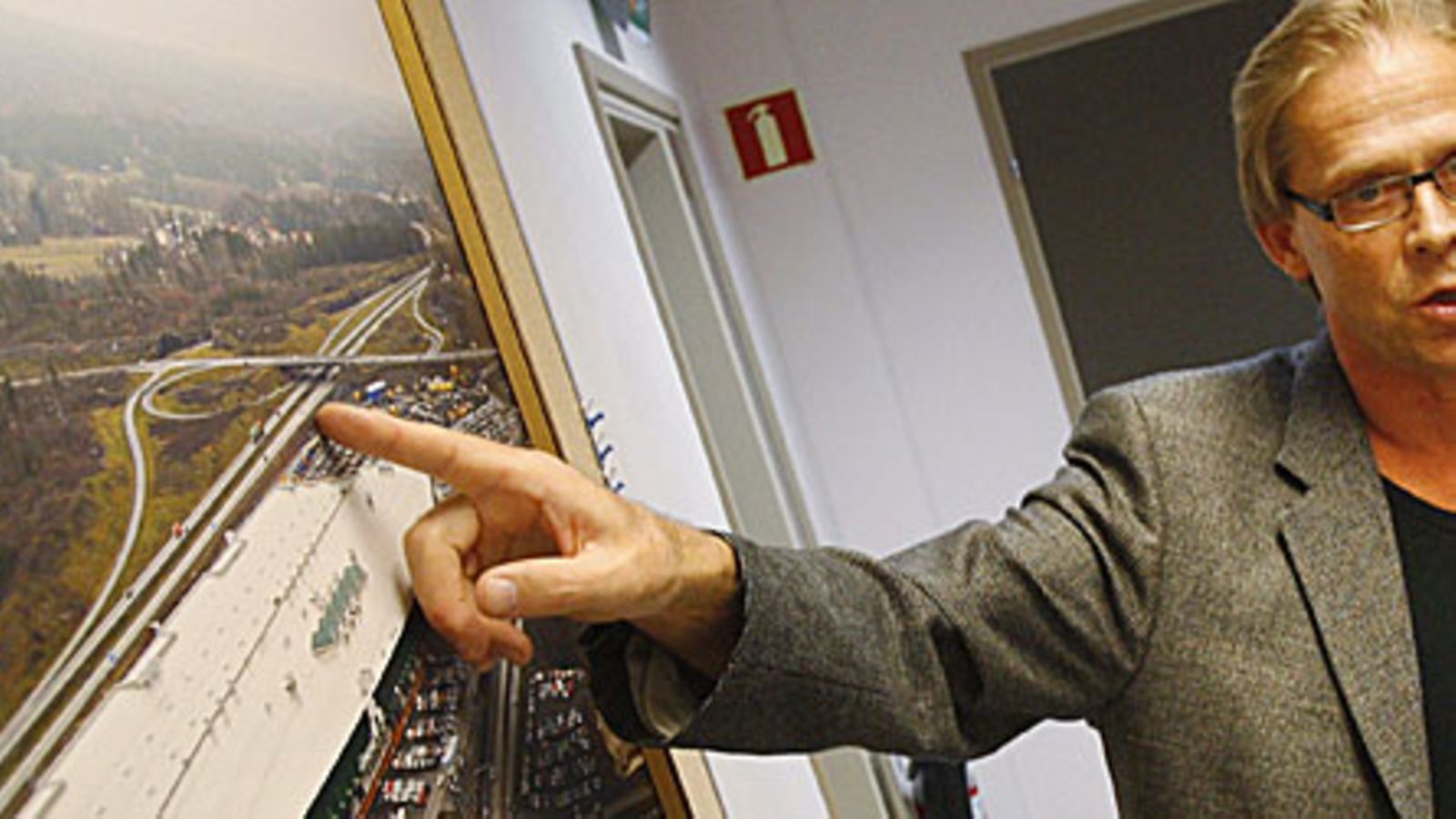 Toivo Topi Sukari pääkaupunkiseudun Ideaparkia koskevassa tiedotustilaisuudessa, Vihdin kunnanvirastossa, Nummelassa tiistaina 11. maaliskuuta 2008. Kuva: Lehtikuva