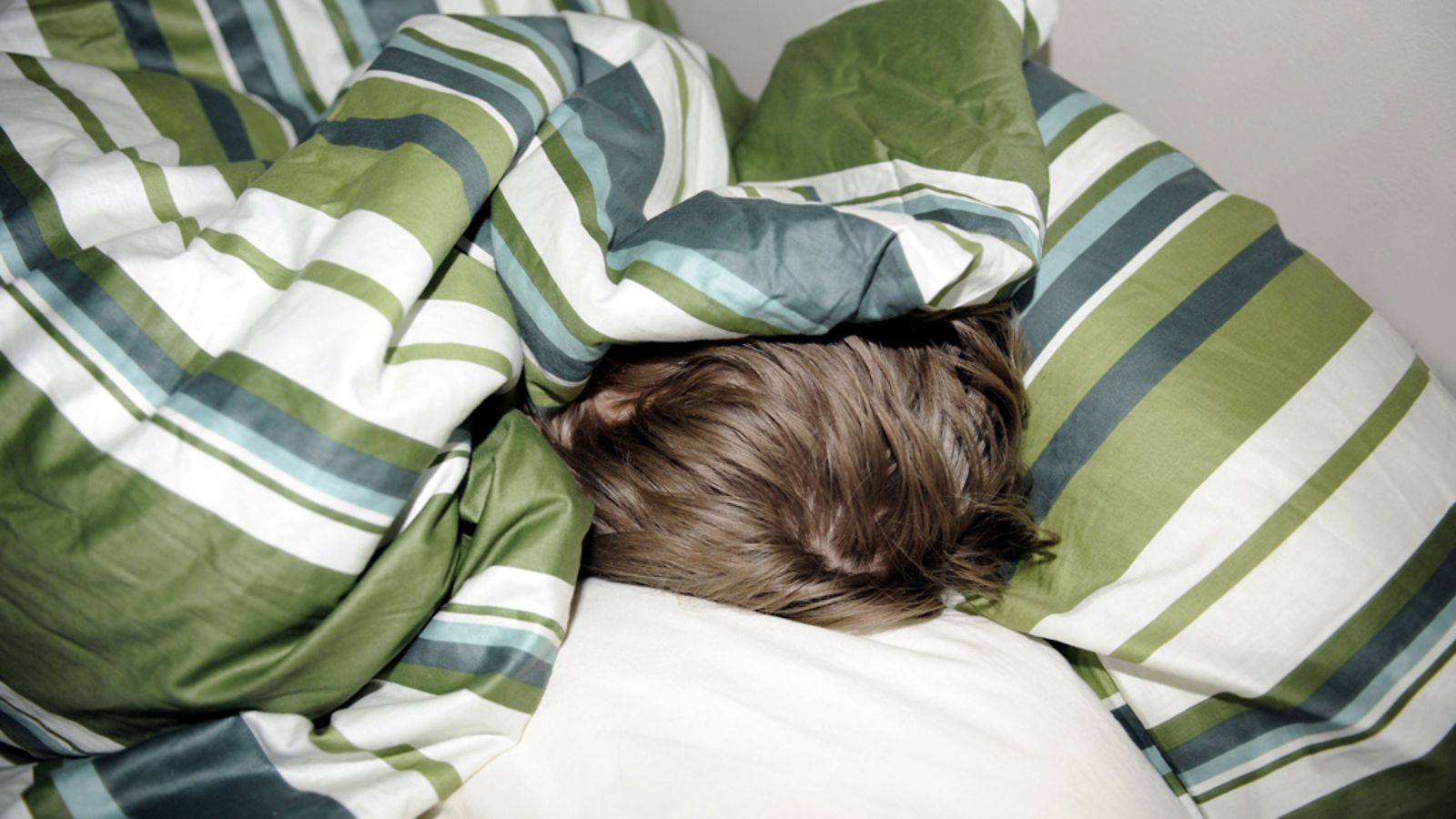 Nuori poika nukkumassa. Kuva: Lehtikuva