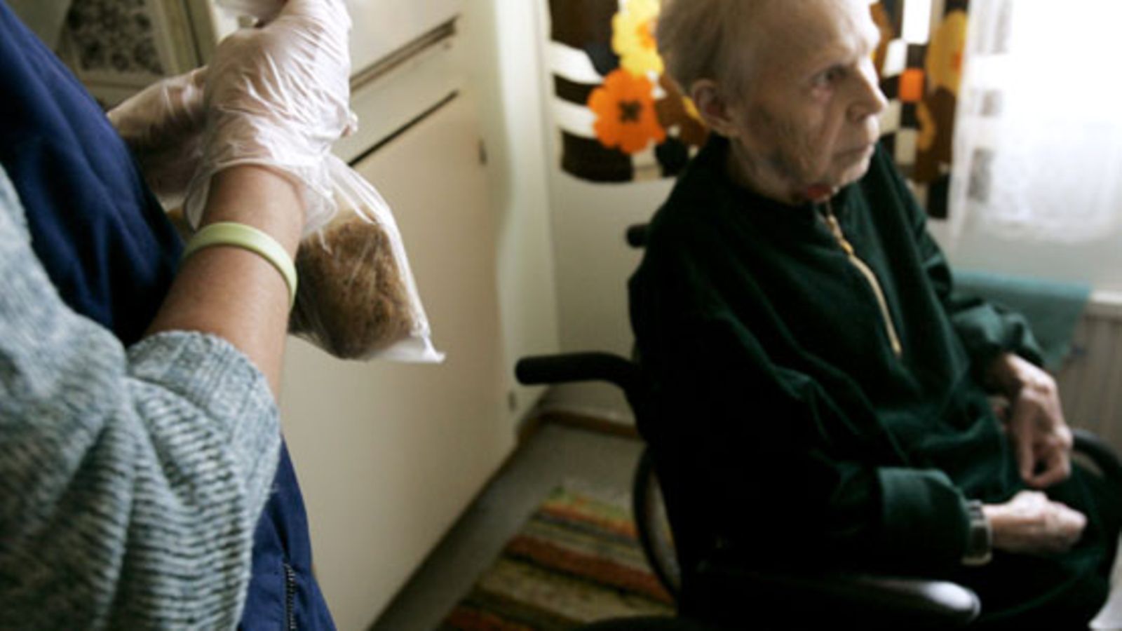 Kodinhoitaja Tiina Lindholm (vas.) kävi asiakaskäynnillä Toini Tellervo Tolisevan luona perjantaina 20. tammikuuta 2006.