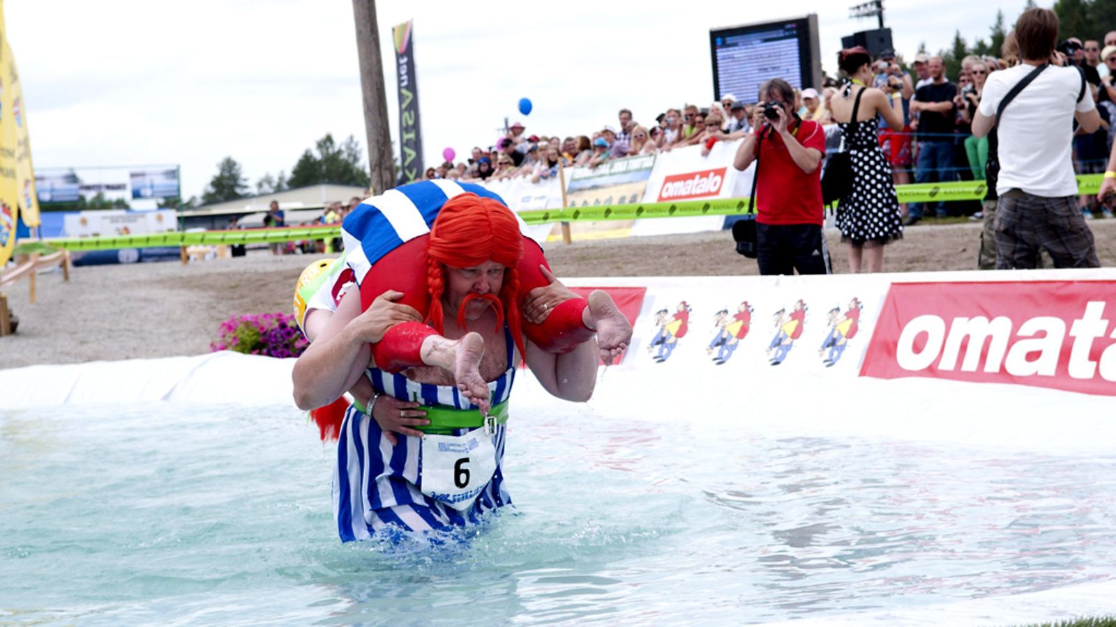 Obelix (Eetu Hiltunen) kantoi eukkoaan (Sofia Virtanen) eukonkannon MM-kisoissa Sonkajärvellä heinäkuussa 2012. Tänä vuonna kisataan taas.