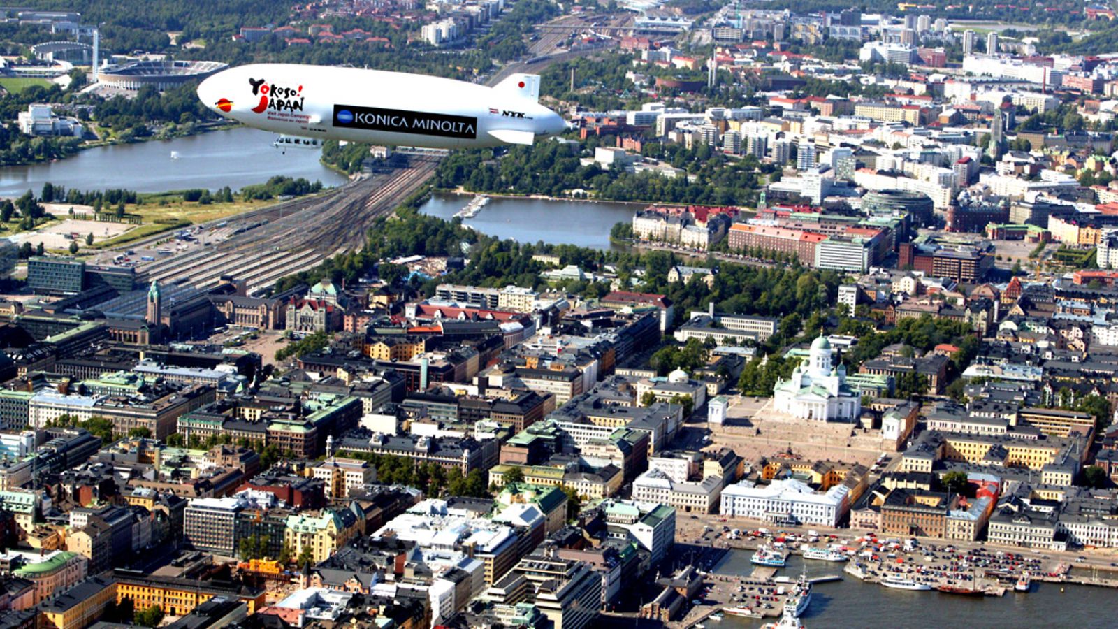 Suomeen on tulossa ilmakehätutkijoita kuljettava zeppeliini eli ilmalaiva. Kuvan japanilaiszeppeliini vieraili Helsingin yllä kesällä 2004.