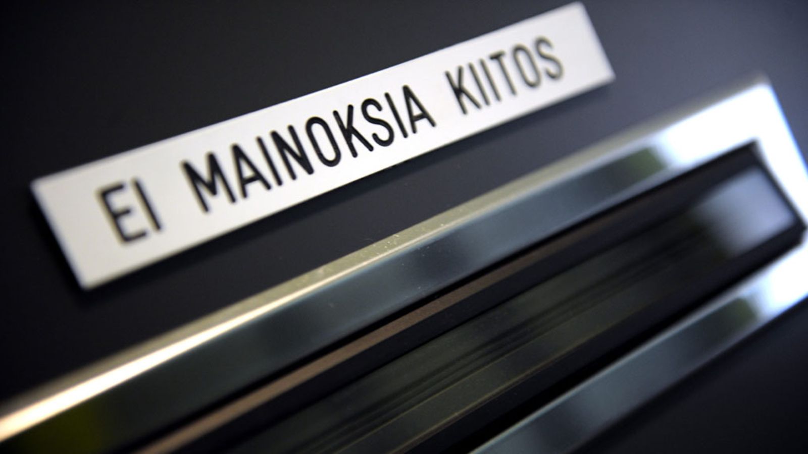 Maniospostin kieltolappu asunnon postilaatikossa.