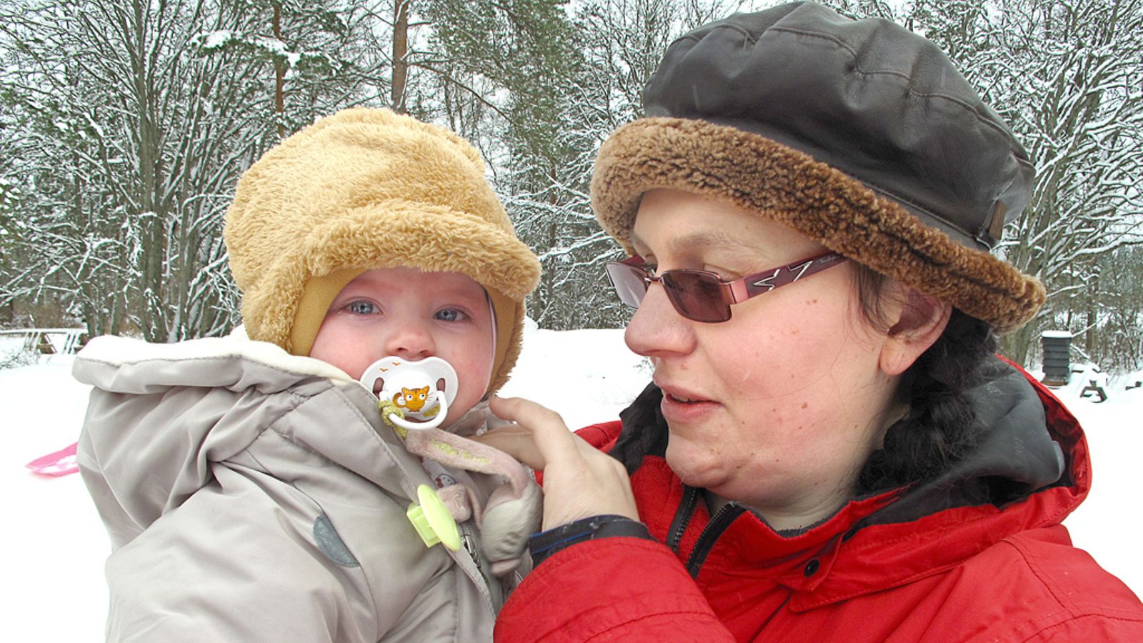 Veronica Pakkala saa nauttia ulkoilmapäiväunista, mutta Katja ja Ville Pakkalan kouluikäiset pojat eivät pääse yksin ulos, ei edes omalle pihalle.