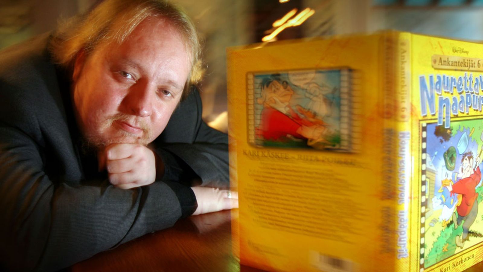 Sarjakuvapiirtäjä Kari Korhonen julkisti Naurettavat Naapurit -kirjansa Helsingissä 17. lokakuuta 2006. Kovakantinen albumi sisältää Korhosen 13-vuotisen Ankka-taipaleen hitit.