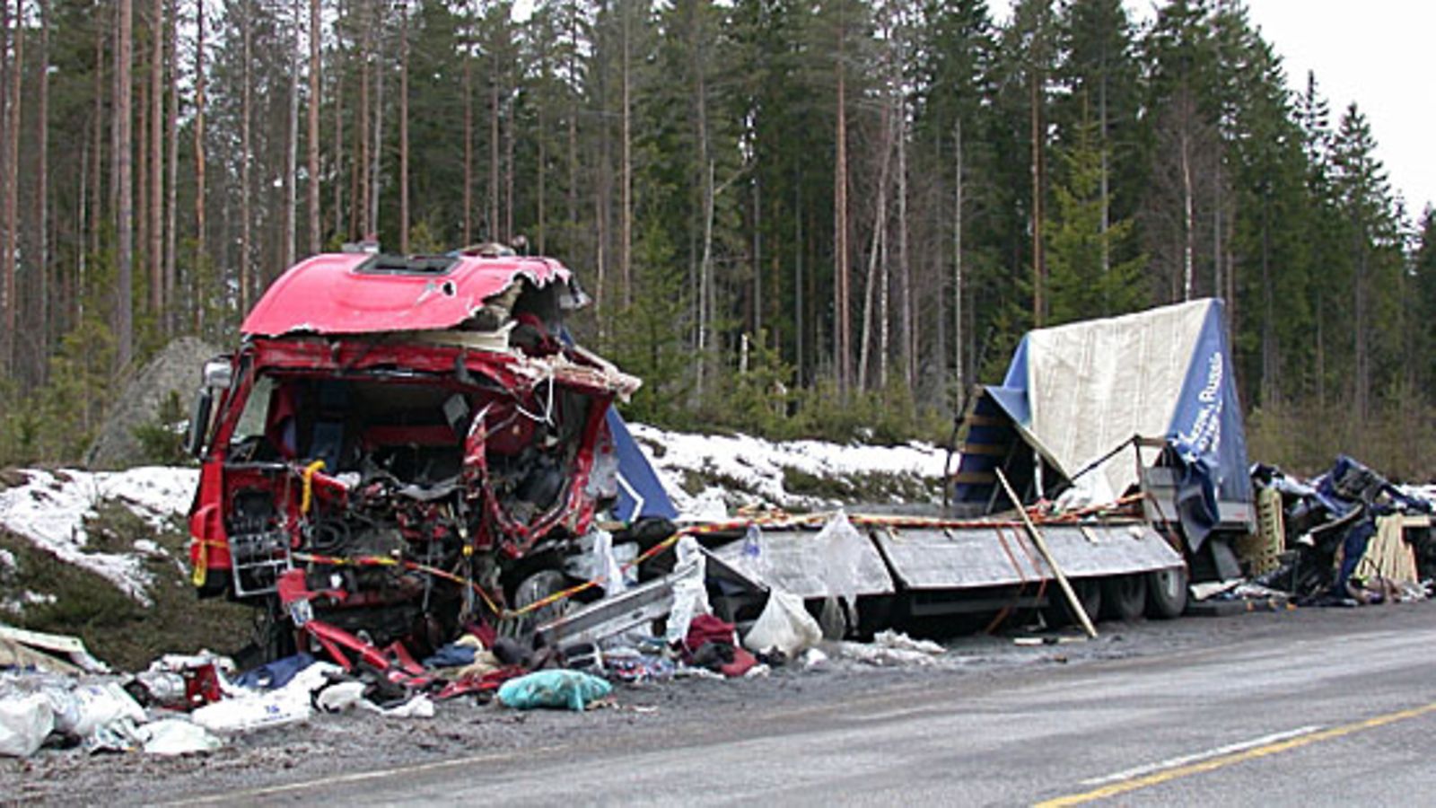 Kaksi rekkaa ajoi nokkakolarin 7-tiellä Haminassa 10.4.2009. Kuvaaja: Veijo Riivari