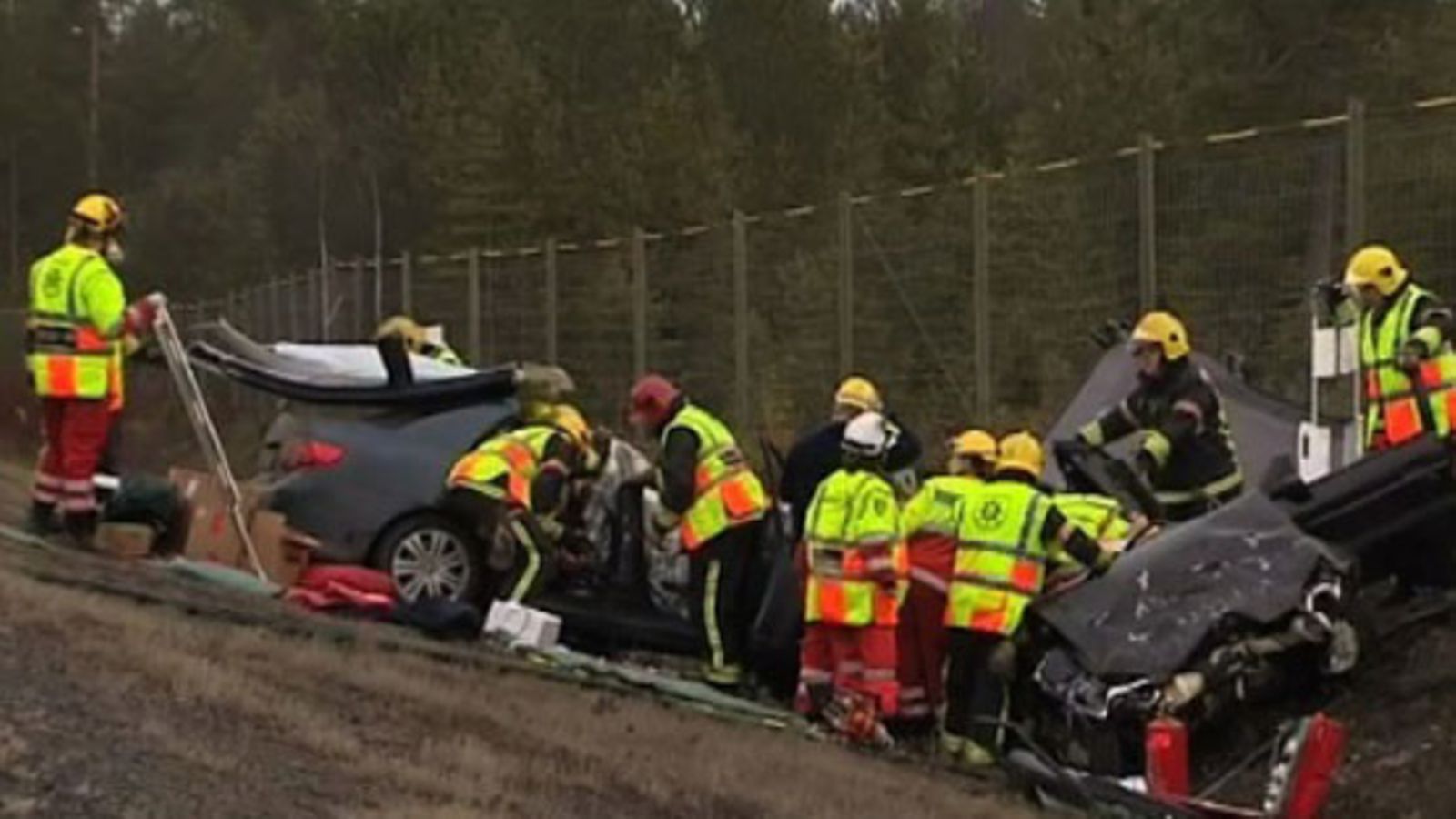 Kolme ihmistä loukkaantui kahden henkilöauton kolarissa Haukiputaalla 15.4.2011. Kuva: MTV3
