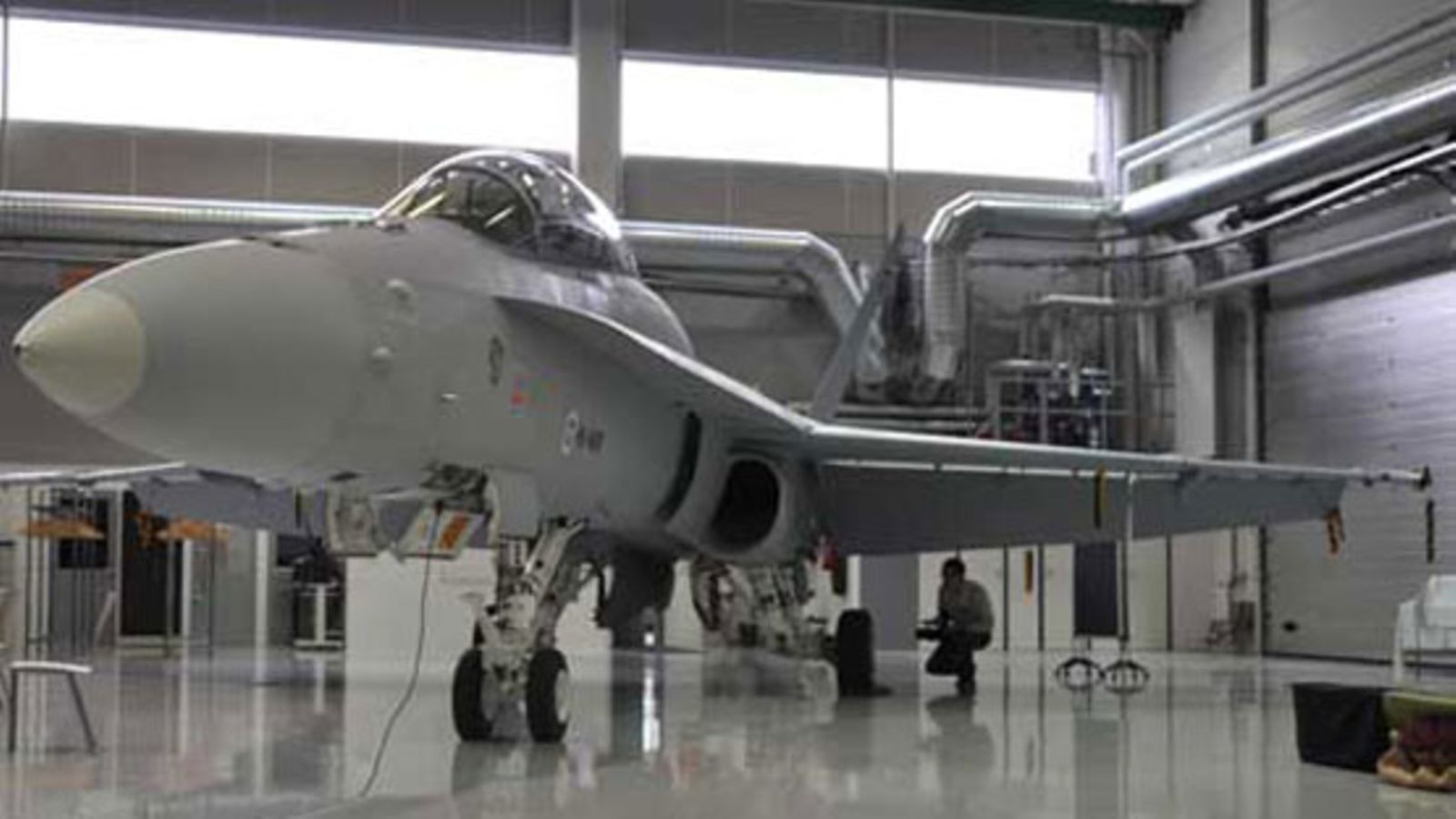 Ilmavoimien kaksipaikkainen Hornet-hävittäjä Patrialla Jämsän Hallissa 21. 9.2009. (Kuva: Ilmavoimat)
