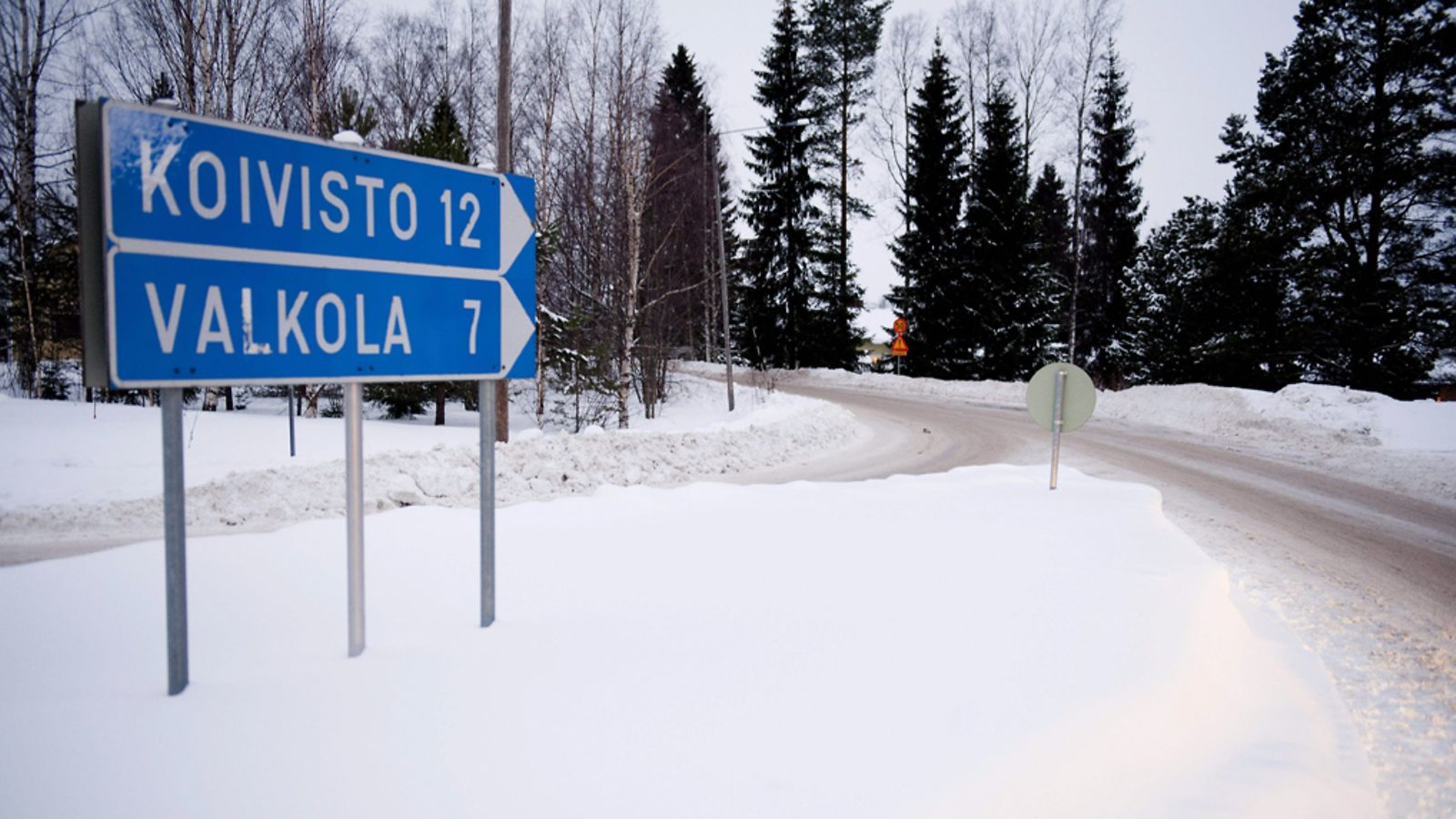 Tienviitta Laukaalla Valkolassa missä ratsastuskoulun maneesin katto romahti tiistai-iltana.