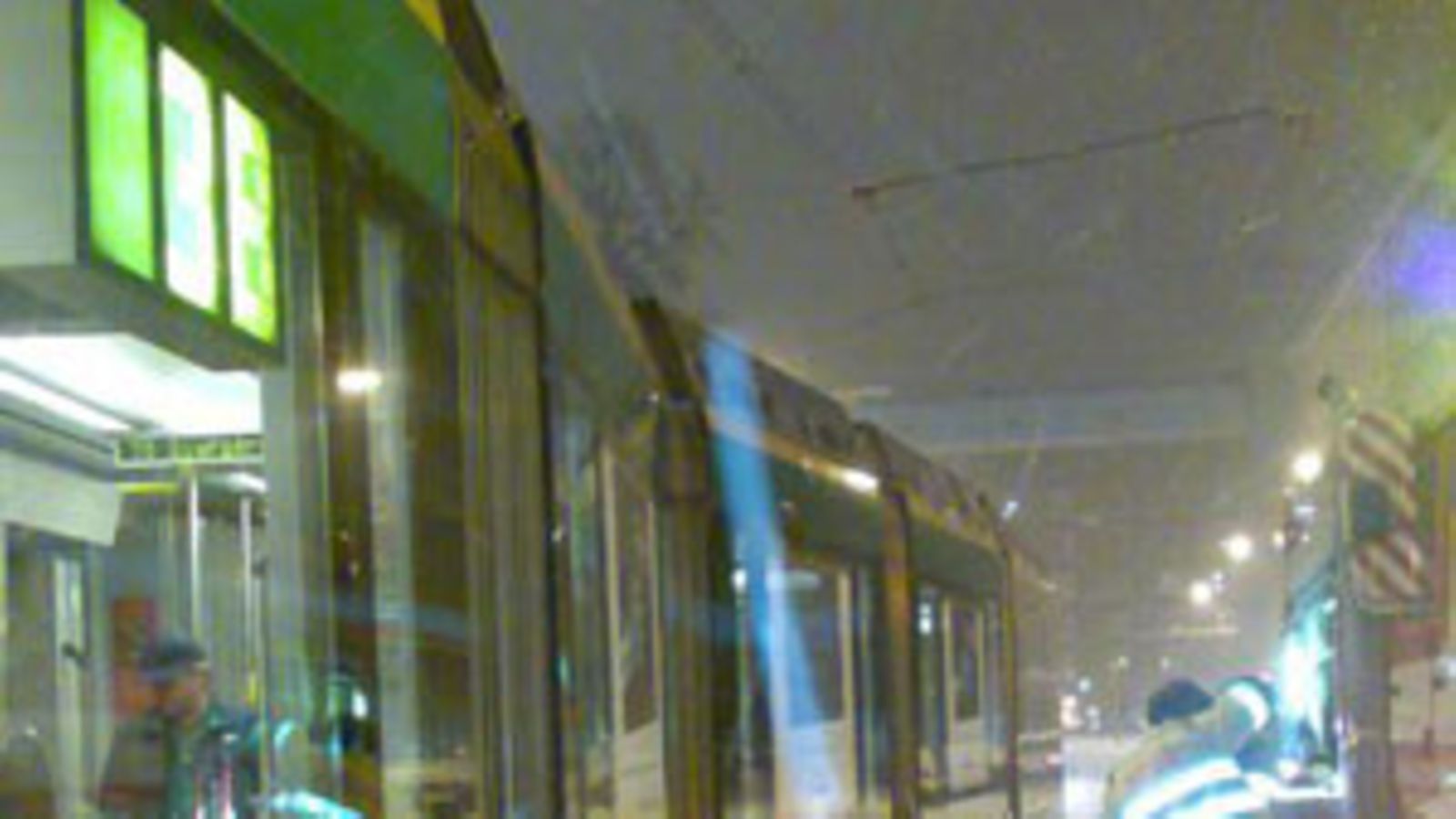 Raiteilta suistunut raitiovaunu Helsingissä Brahen kentän vieressä 20.12.2009.