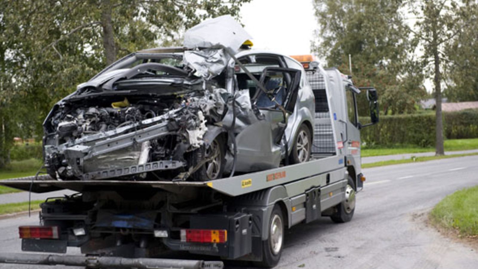 Koulutaksia viedään hinausautolla pois Sampolantieltä jossa kuusi ihmistä loukkaantui koulutaksin ja linja-auton nokkakolarissa Porissa varhain perjantaina aamulla 3. syyskuuta 2010. Taksi oli viemässä kehitysvammaisia lapsia kouluun kun se ajautui väärälle kaistalle.   KUVA:LEHTIKUVA