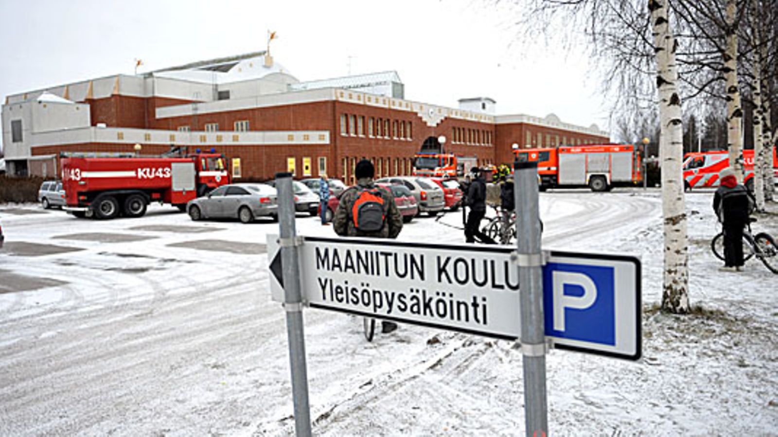 Jälkisammutustyöt jatkuivat Maanitun koululla Nurmijärvellä iltapäivällä 15. tammikuuta 2009. LEHTIKUVA
