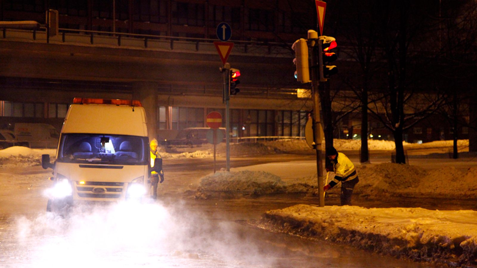 Vettä yritettiin siivota kadulta ennen sen jäätymistä. Kuva: Anna Karatvuo