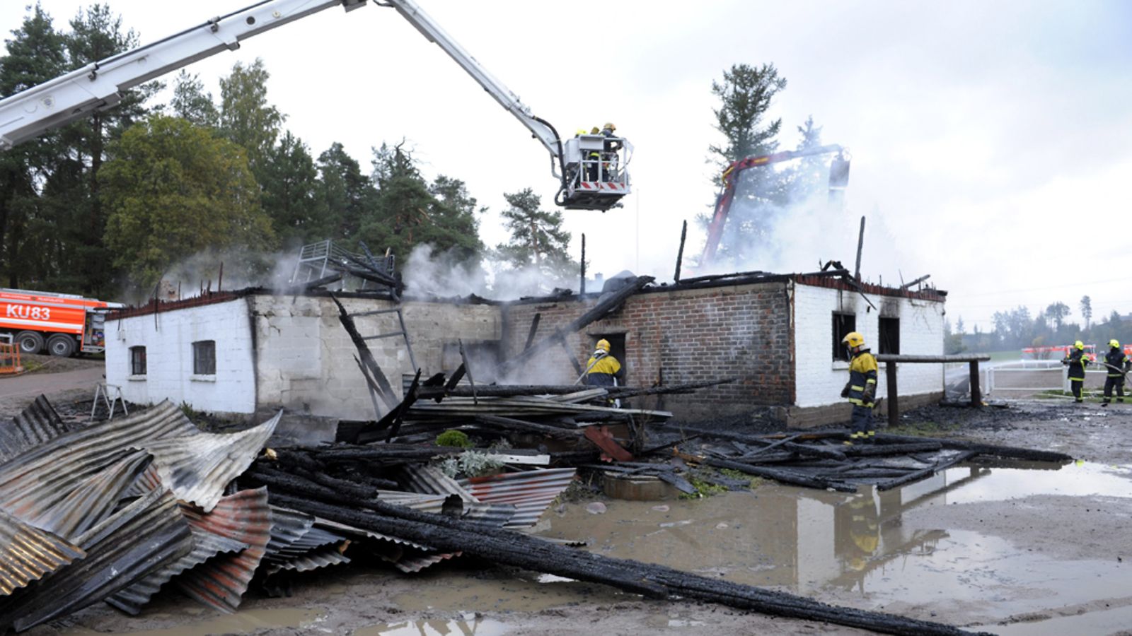 Ratsastuskoulun palossa kuoli kaksitoista hevosta Nurmijärvellä tiistaiaamuna 27.syyskuuta 2011.