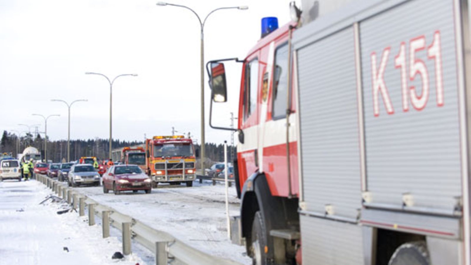 Paloauto viitostien ketjukolaripaikalla Kallansilloilla (Kuopion pohjoispuolella) 24. maaliskuuta 2011. (Lehtikuva)
