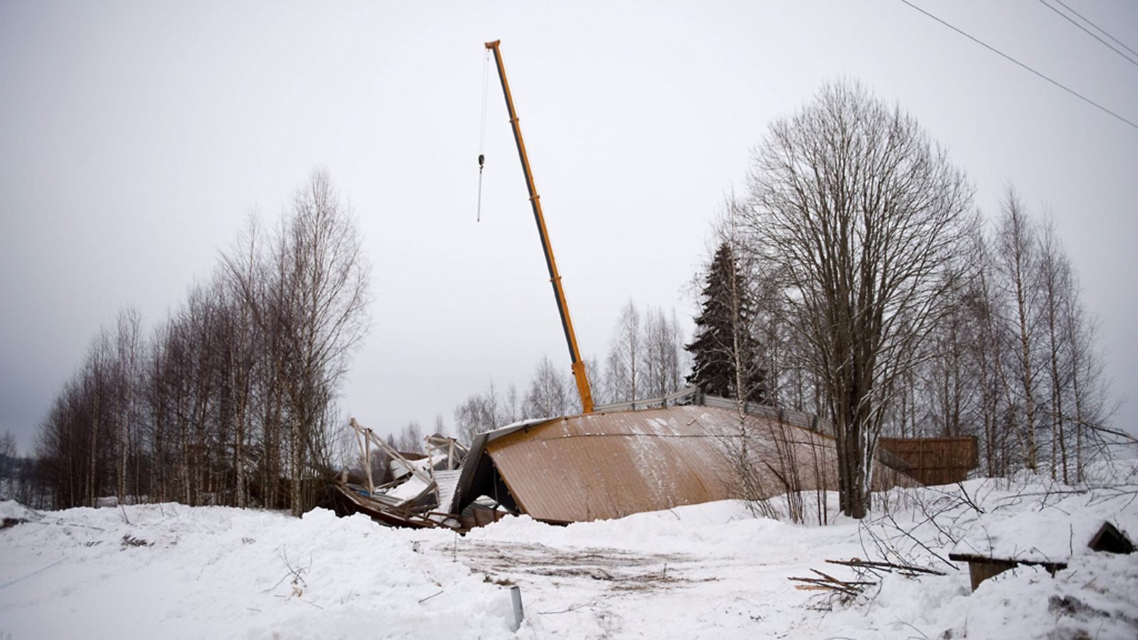 Laukaan ratsastuskoulun maneesin romahtanut katto ja rakenteet Laukaalla, 14. helmikuuta 2013.