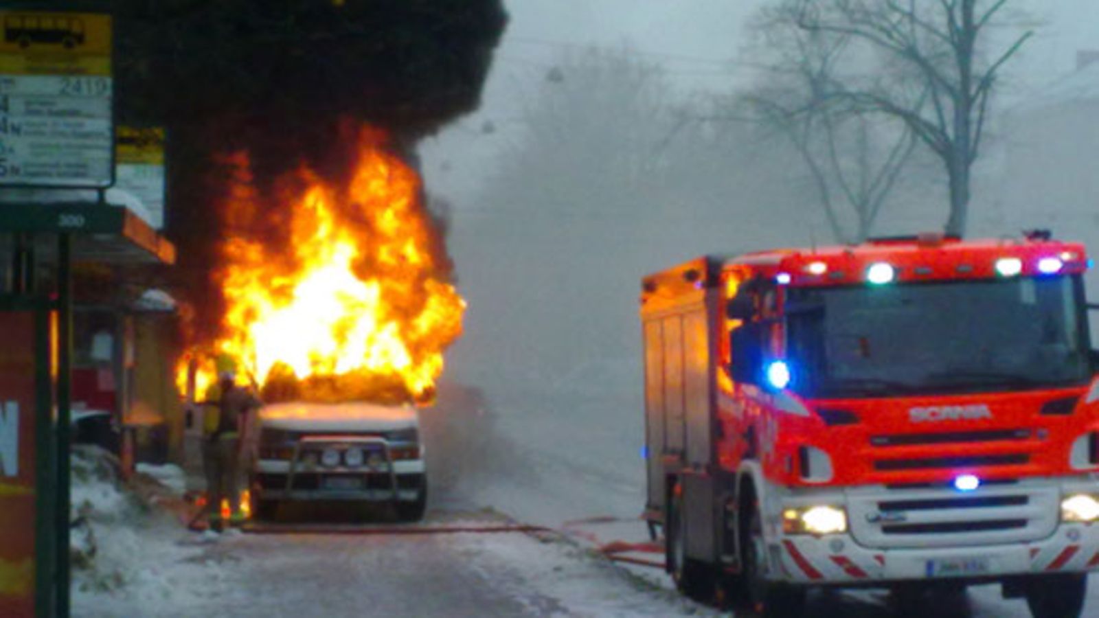 Auto roihusi Vallilassa 19.1.2011. Lukijan lähettämä kuva Uutissilmään 16361 Kuvaaja: Jere Hurmekoski