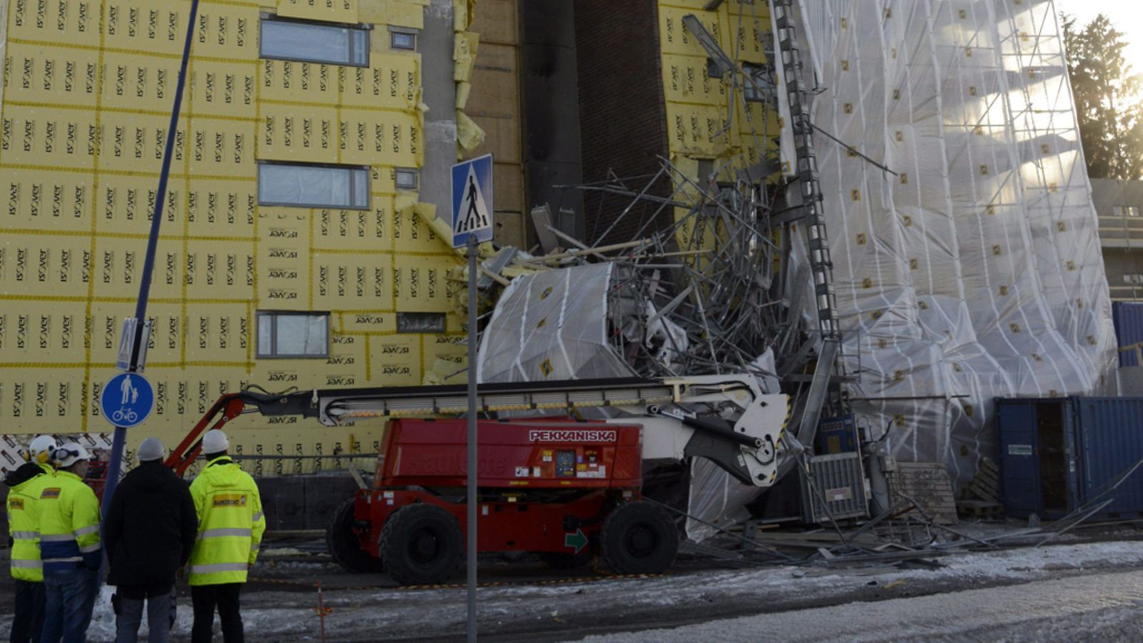 Rakenteilla olevan kerrostalon rakennustelineet romahtivat Vantaan Koivukylässä maanantaina 25. maaliskuuta 2013.
