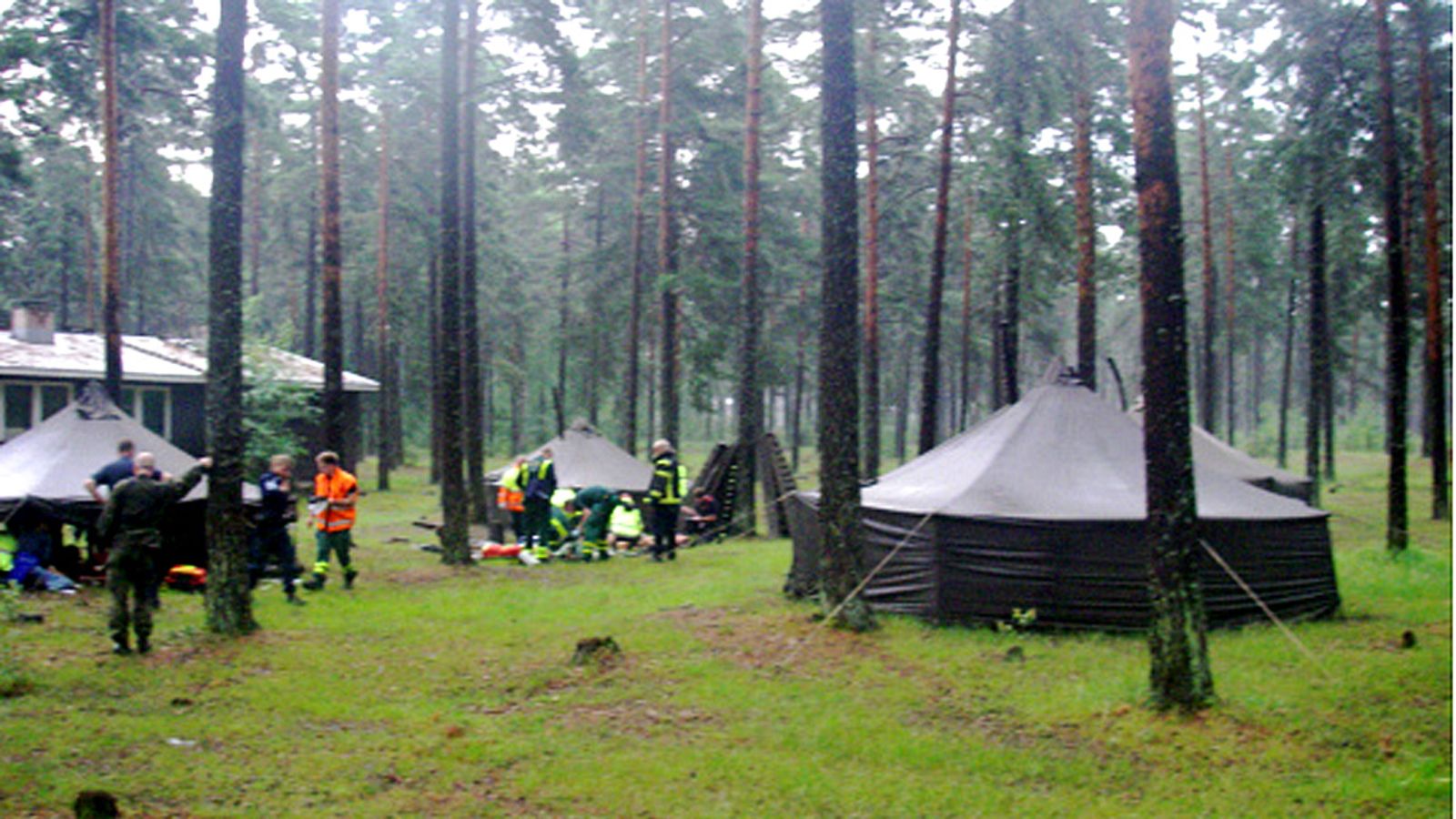 Puolustusvoimien ja pelastuslaitoksen henkilökuntaa puolustusvoimien Syndalenin harjoitusalueella Hangossa 1. heinäkuuta 2011. Kahdeksan varusmiestä on loukkaantunut salaman iskettyä telttaan Hangossa Uudellamaalla.
