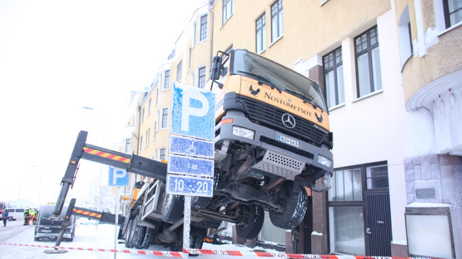 Kaksi ihmistä kuoli, kun nostolava-auto kallistui ja lavalla työskennelleet miehet putosivat maahan Kotkan keskustassa. (Juha Metso)