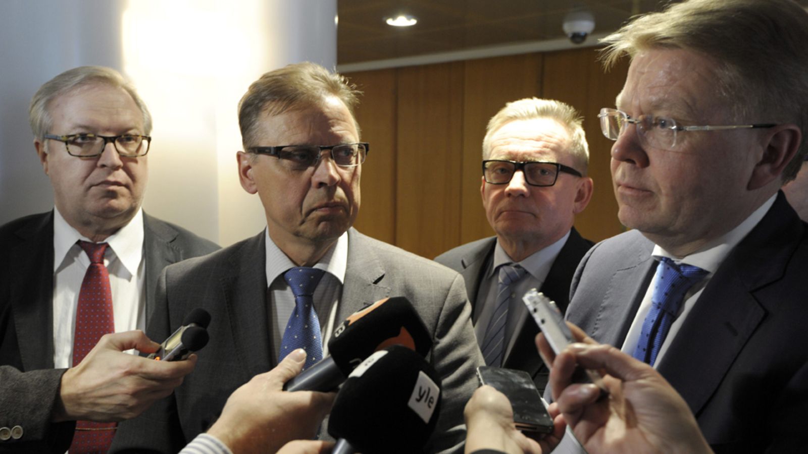 Akavan puheenjohtaja Sture Fjäder (vas.), SAK:n puheenjohtaja Lauri Lyly, STTK:n puheenjohtaja Mikko Mäenpää ja Elinkeinoelämän Keskusliiton (EK) toimitusjohtaja Jyri Häkämies kertovat päivän neuvottelujen tilanteesta Helsingissä 4. maaliskuuta 2013. Työmarkkinajärjestöt selvittävät, onko niillä edellytyksiä neuvotella yhteisestä palkkaratkaisusta