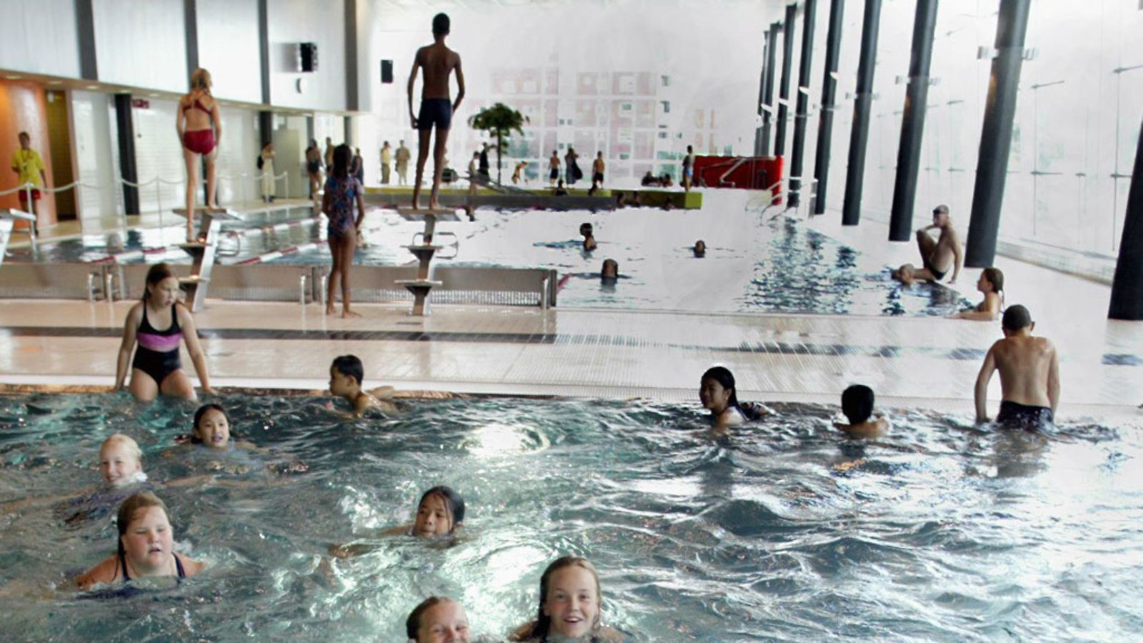 Kuninkaantien lukio, liikuntahalli ja uimahalli.